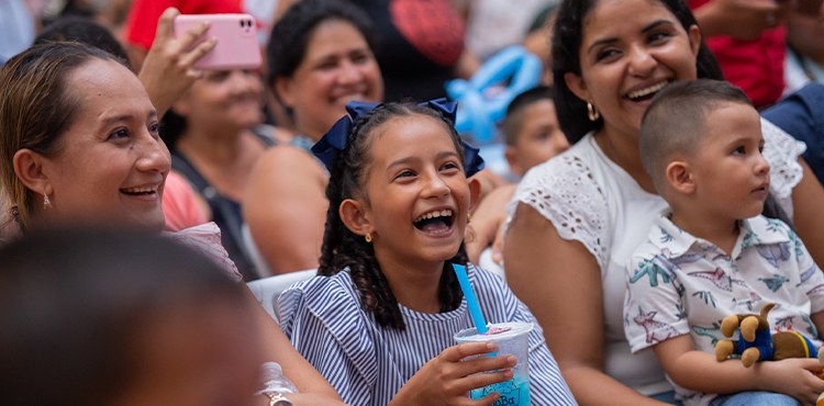 Familias disfrutando un show en Metroplaza Jutiapa